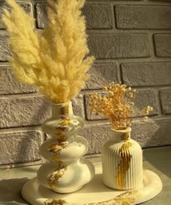 "Duo de Vases Sculpturaux – Blanc Pur & Or Brillant"