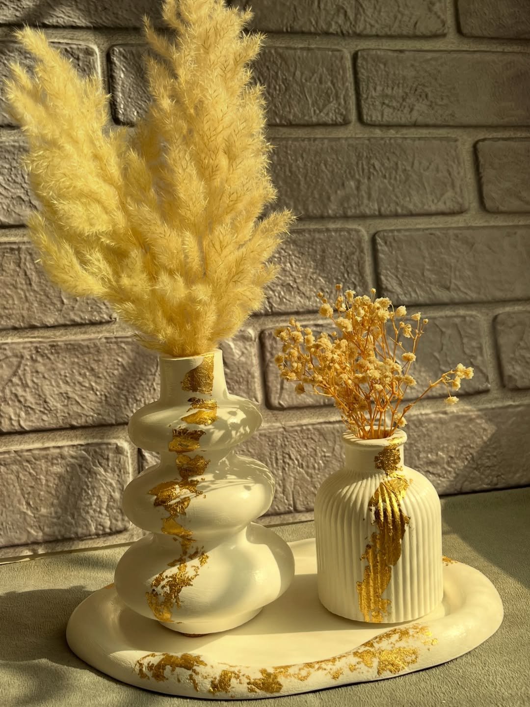 "Duo de Vases Sculpturaux – Blanc Pur & Or Brillant"