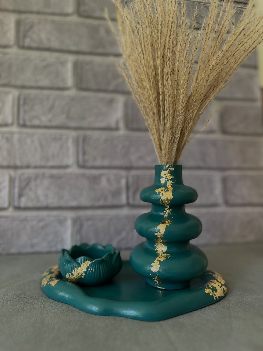 "Duo de Vases Sculpturaux – Blanc Pur & Or Brillant" - Image 2